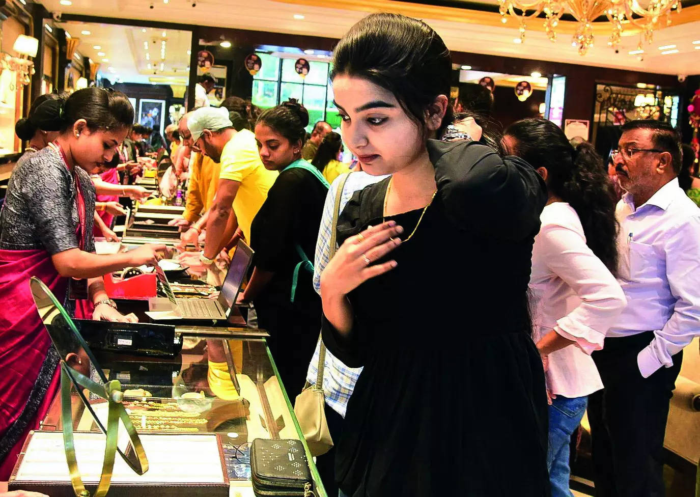 Buyers return to stores as gold prices cool down