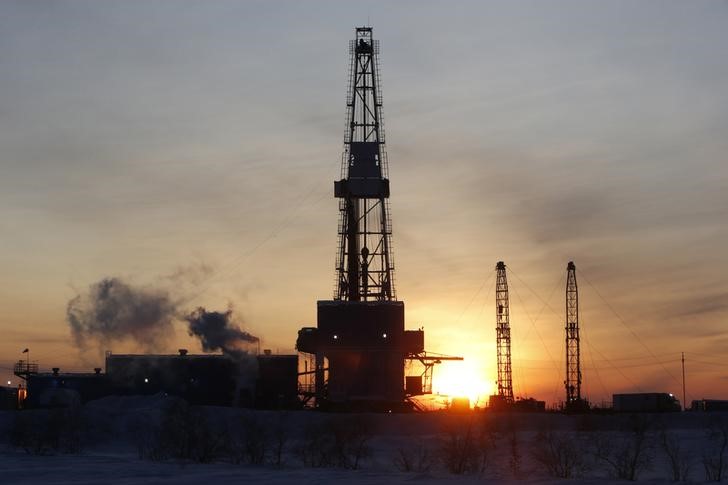 Crude oil edges higher on raised Ukraine/Russia tensions