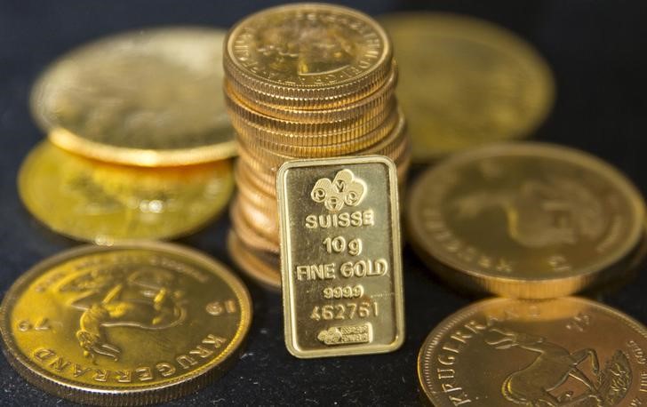 Gold prices dip on dollar strength; Goldman looks for $3,000/oz in 2026