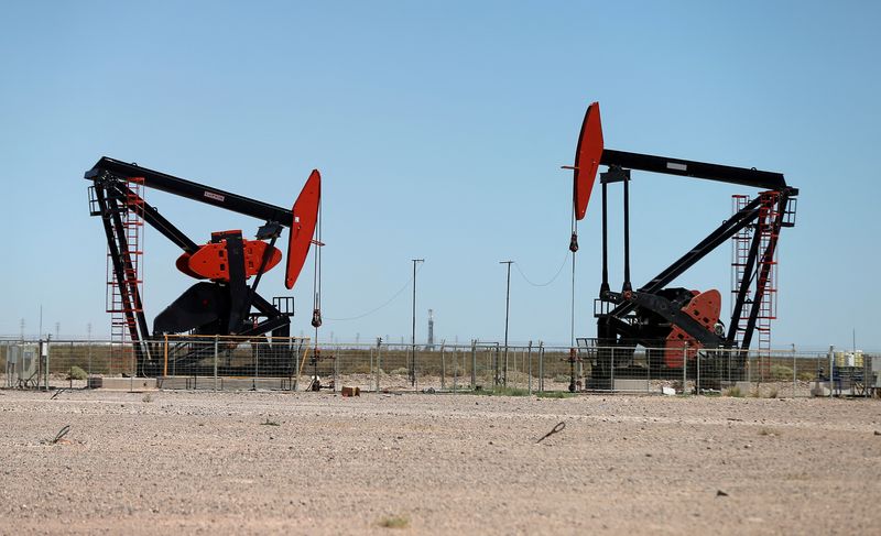 Oil settles up, biggest weekly gains in over a year on Middle East war risk