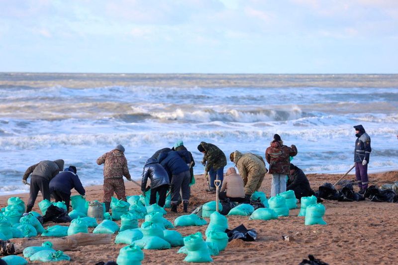 'Oil is everywhere': Russians tackle Black Sea spill