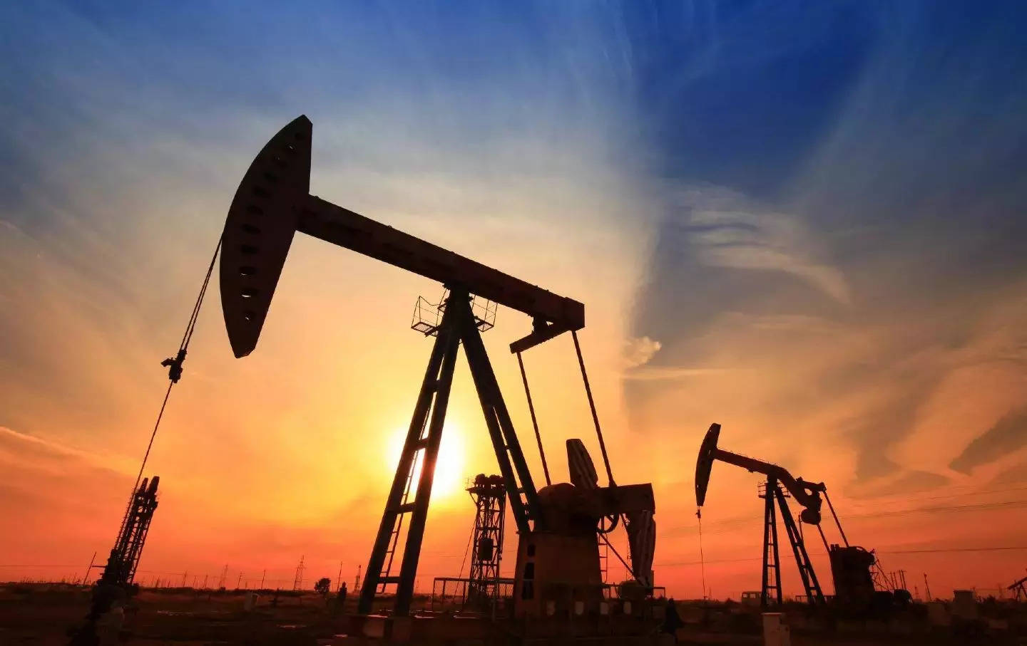 Oil prices advance on tighter supply outlook