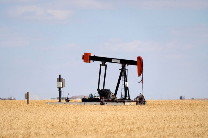 Oil extends recovery to cap volatile week