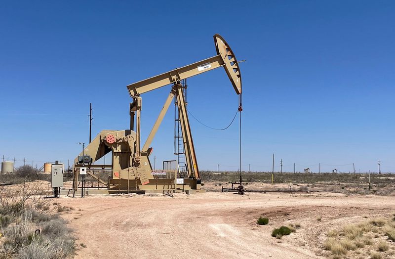 Oil settles down 2% on receding hurricane risk, lackluster China stimulus