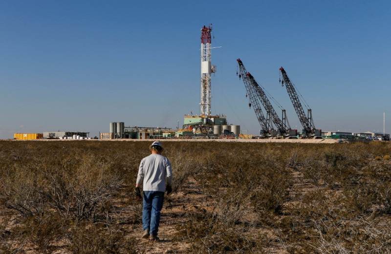 Oil posts 3% weekly gains on positive economic data, rate cut hopes