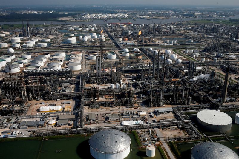 Three workers sue Pemex for injuries at Texas refinery