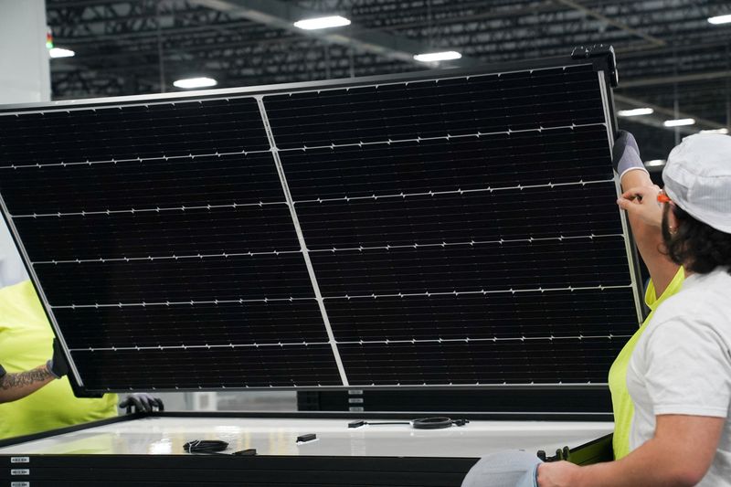 US solar jobs rise 6% in 2023, study says