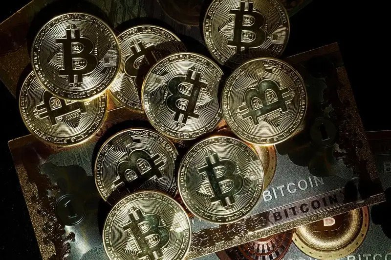 'Bitcoin Fixes Nothing': 'Rich Dad Poor Dad' Author Kiyosaki Challenged by Peter Schiff