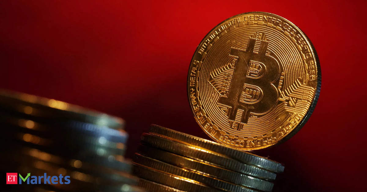 Bitcoin trades at $62,000 level amid regulatory scrutiny in the US