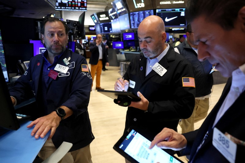 Wall St wraps up best week of the year as recession fears fade