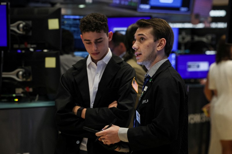 S&P 500 ends up, win streak at 5; Nasdaq ekes out gain even as Alphabet weighs