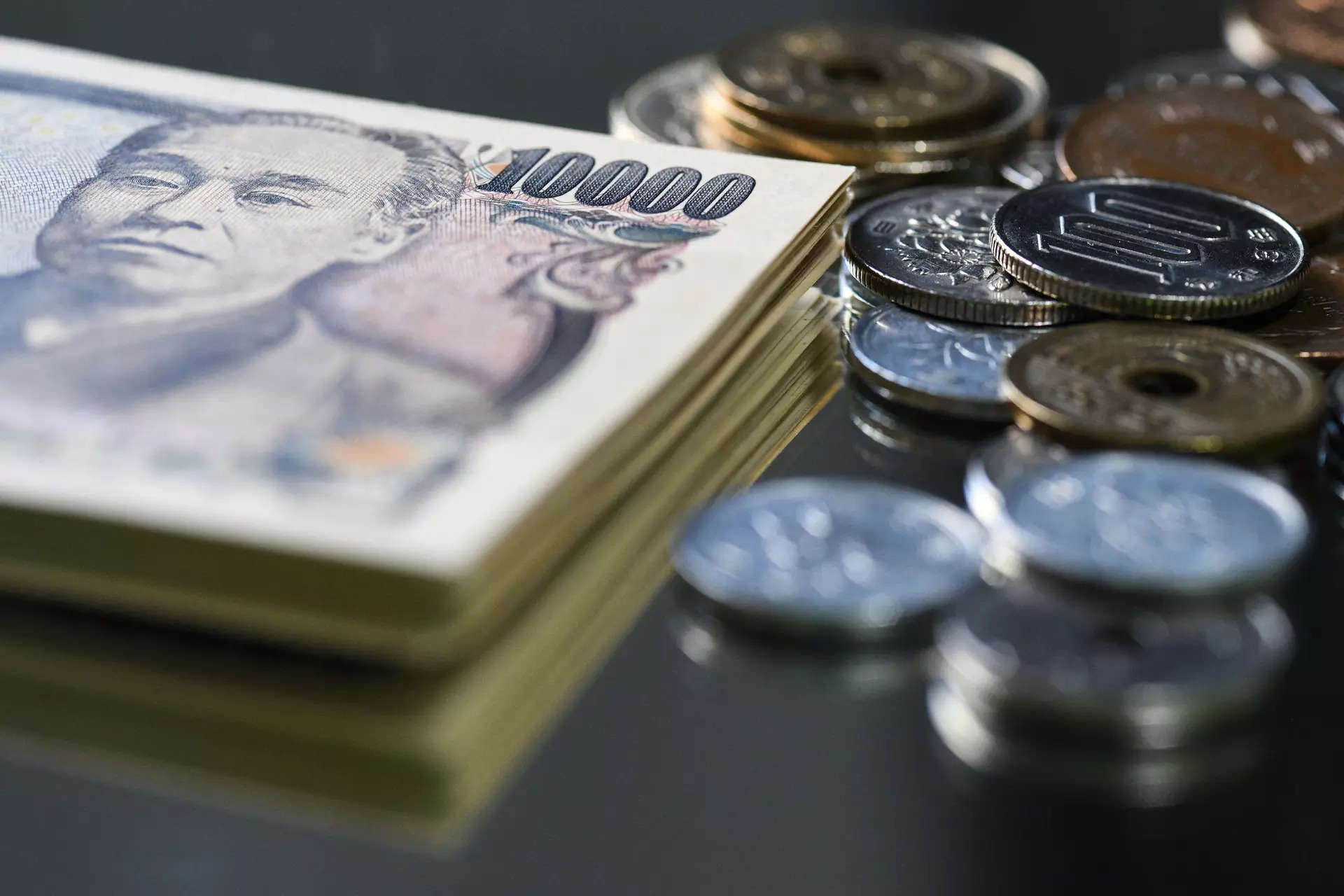 Yen slides past 152 per dollar, raising speculation of Japanese intervention