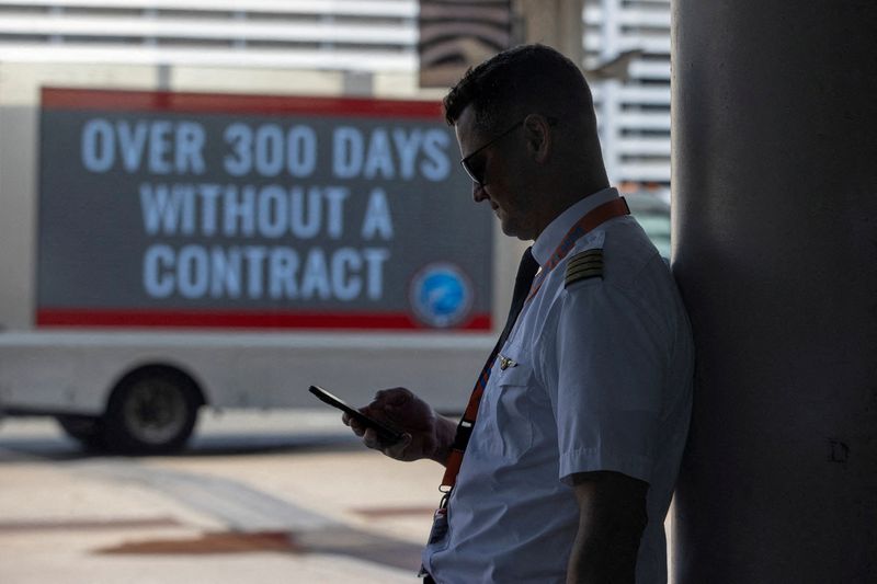 Air Canada reaches last-minute agreement with pilots union, averting strike