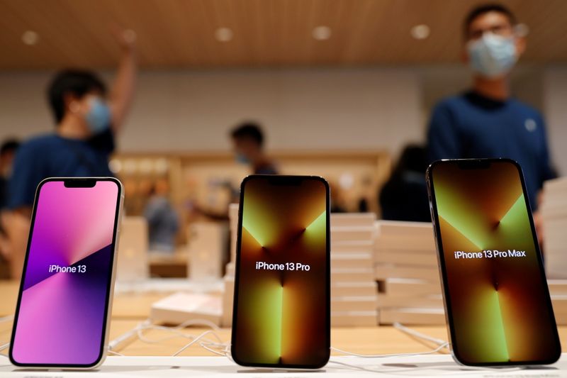Apple to transition to OLED screens for all iPhones in 2025