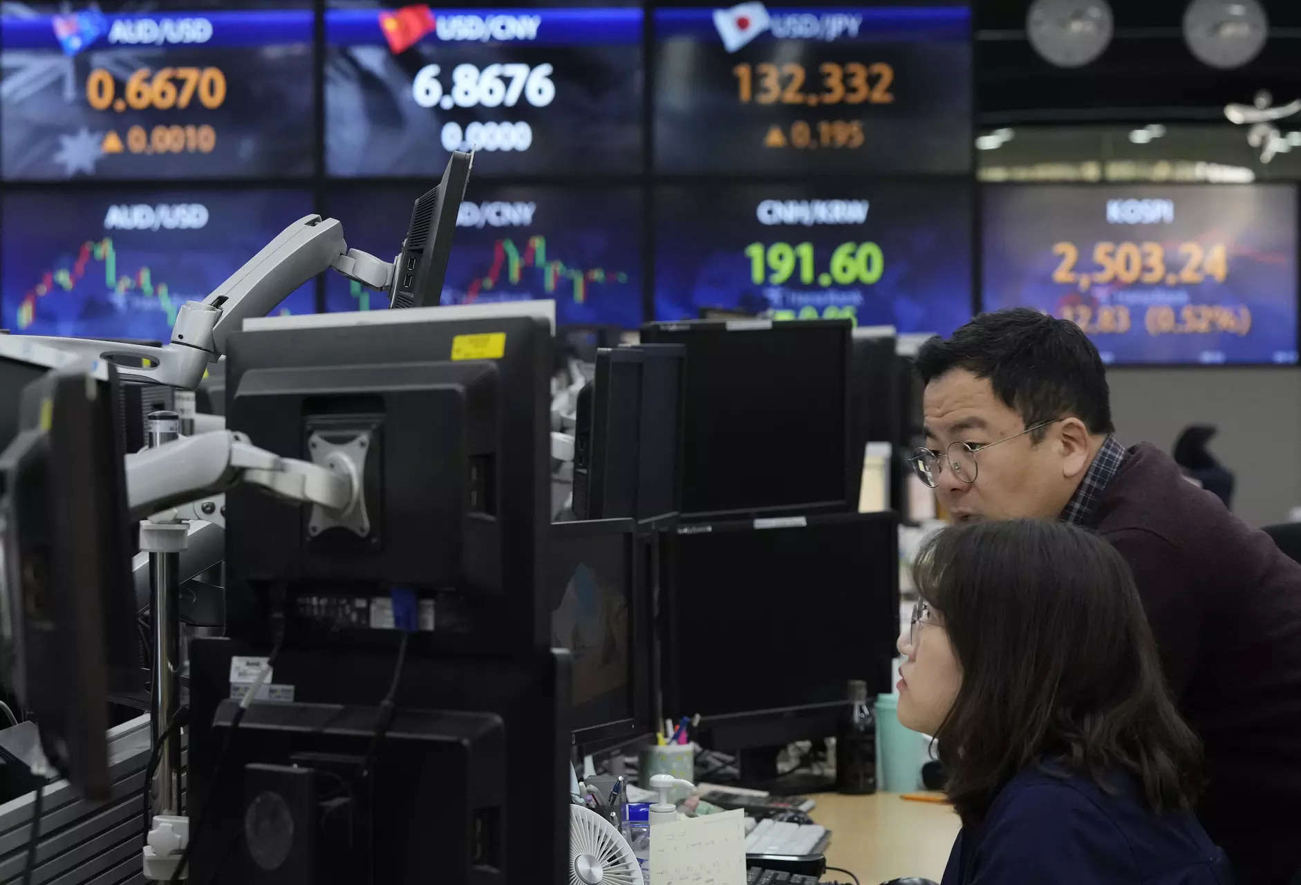 Asian shares extend gains ahead of tech earnings, yen fragile