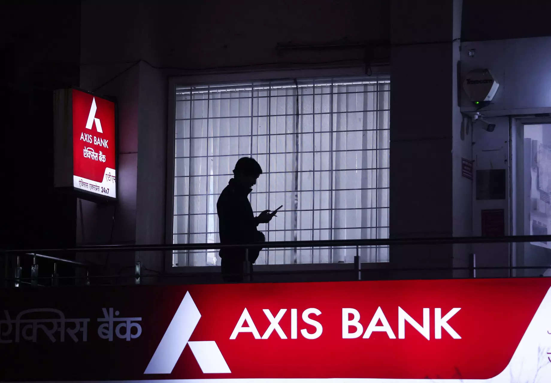 Axis Bank snatches the crown of 4th largest bank from RBI-hit Kotak in market value terms