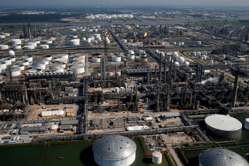 Fatal gas leak at Texas oil refinery prompts investigations