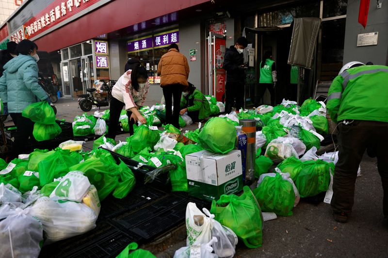 Chinese food delivery giant Meituan beats revenue estimates