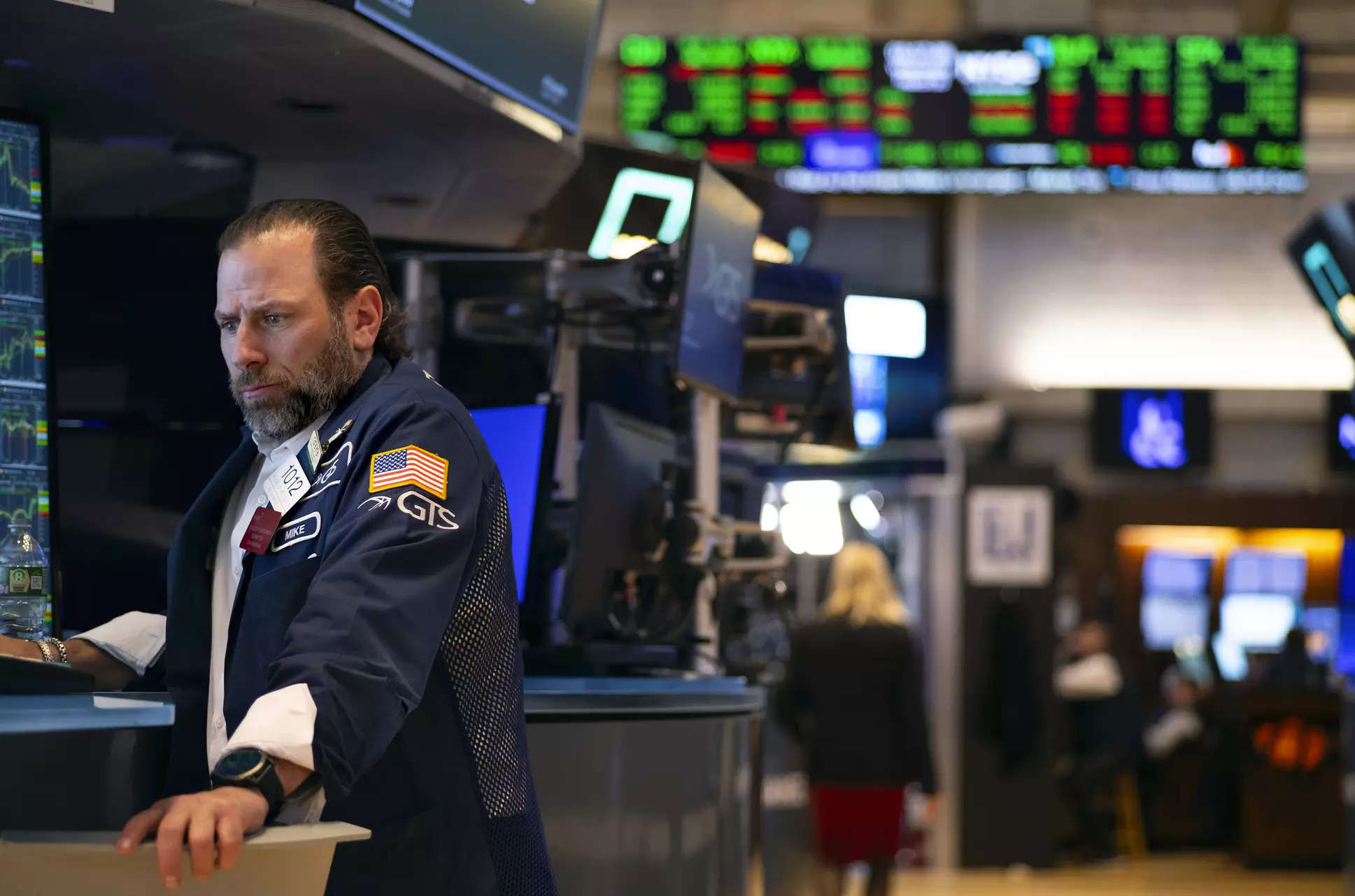 Dow outperforms in thin trading week, 1% shy of 40,000-point mark