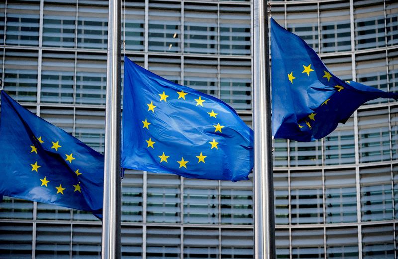 Euro zone governments should not interfere with bank consolidation, bank execs say