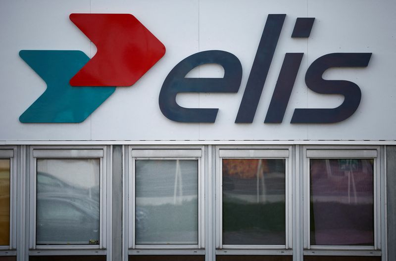 Exclusive-France's Elis has bid for US uniform supplier Vestis, sources say