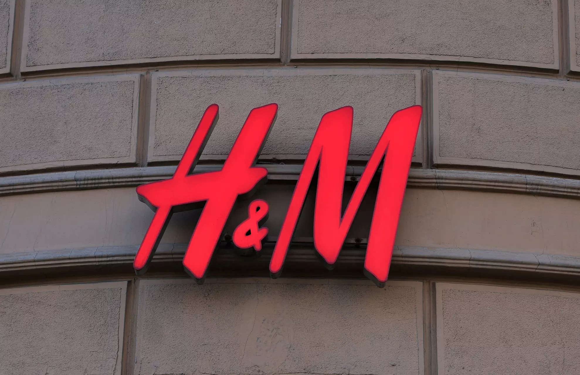 Fashion retailer H&M beats expectations in spring recovery