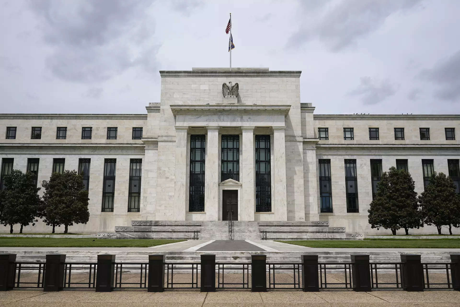 Fed remains cautious on cuts even as data improves