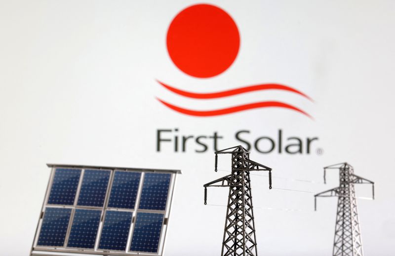 First Solar lowers annual sales forecast, posts rise in Q3 profit