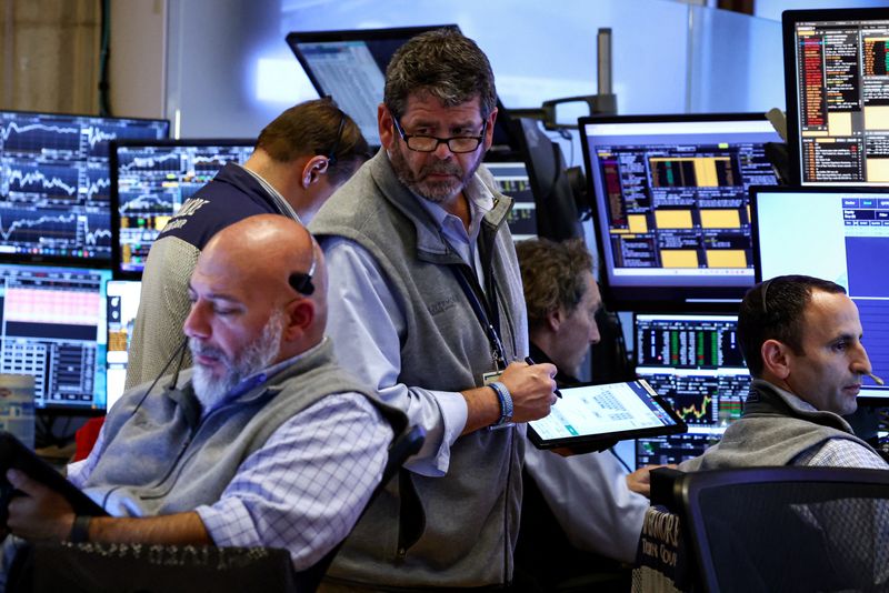 Wall St struggles for direction ahead of mega cap earnings