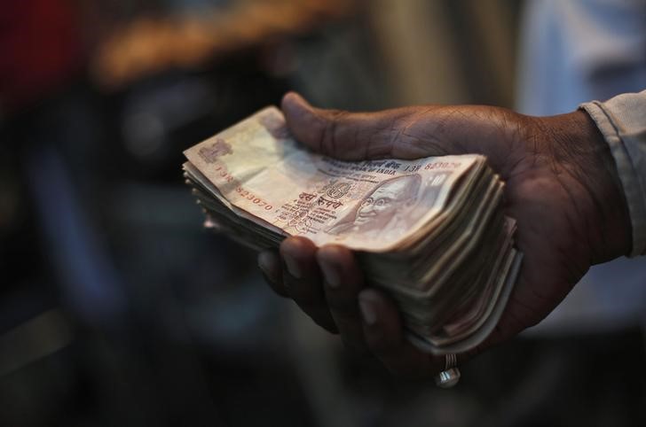 India's current account deficit remains flat, rupee under pressure