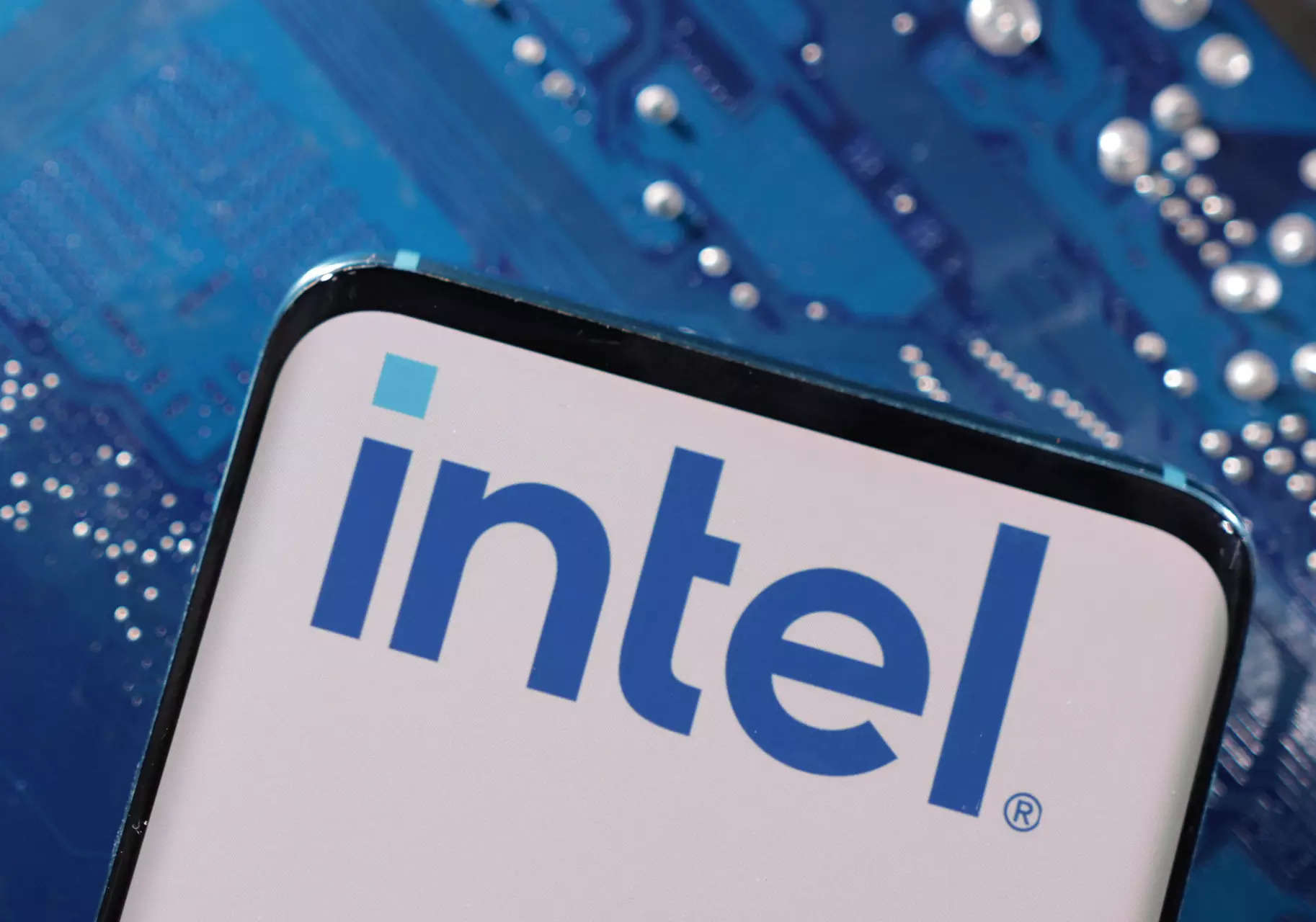 Intel slides 7% as foundry business loss spotlights wide gap with rival TSMC