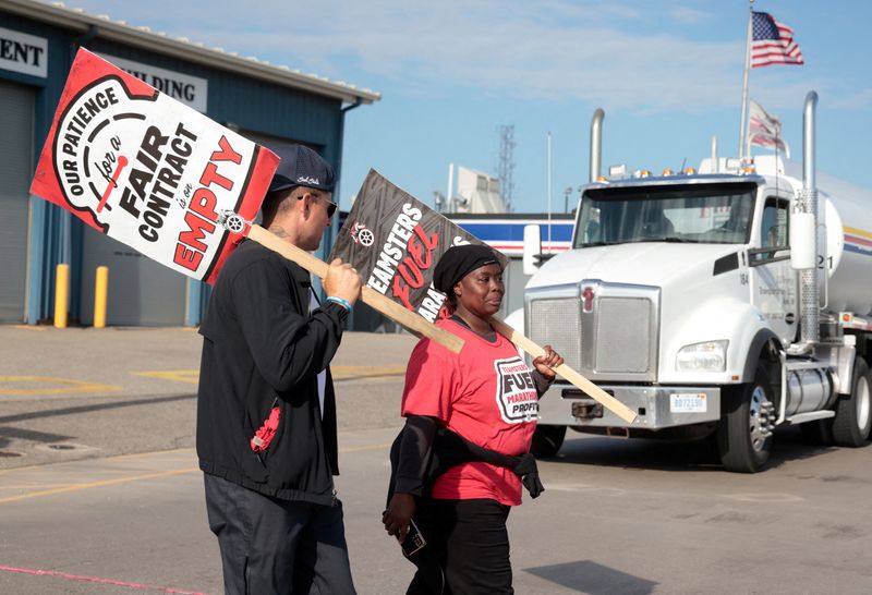 Marathon, Teamsters negotiations remain at standstill as strike enters third week