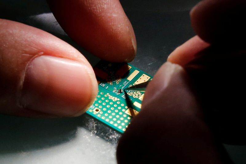 Microchip shares fall on weak outlook