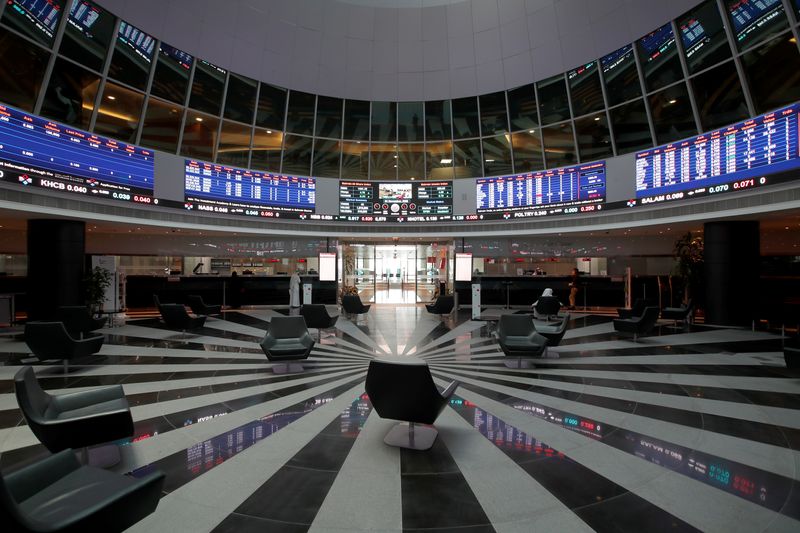 Gulf bourses end mixed, Qatar retreats ahead of referendum