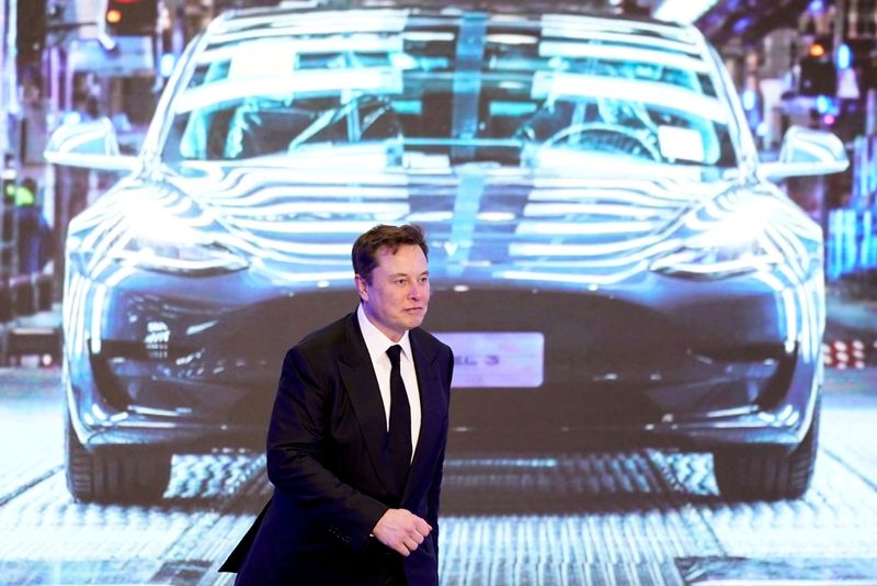 Musk now says it's 'pointless' to build a $25,000 Tesla for human drivers