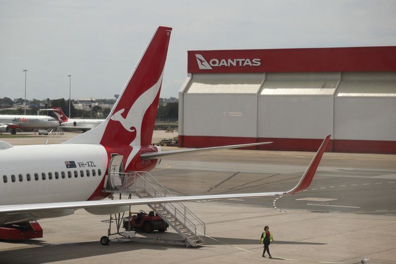 Qantas plane lands safely in Sydney after engine failure