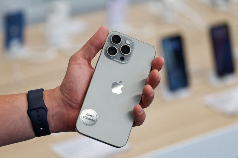 Russian government iPhone purchases rise despite security concerns, Vedomosti reports