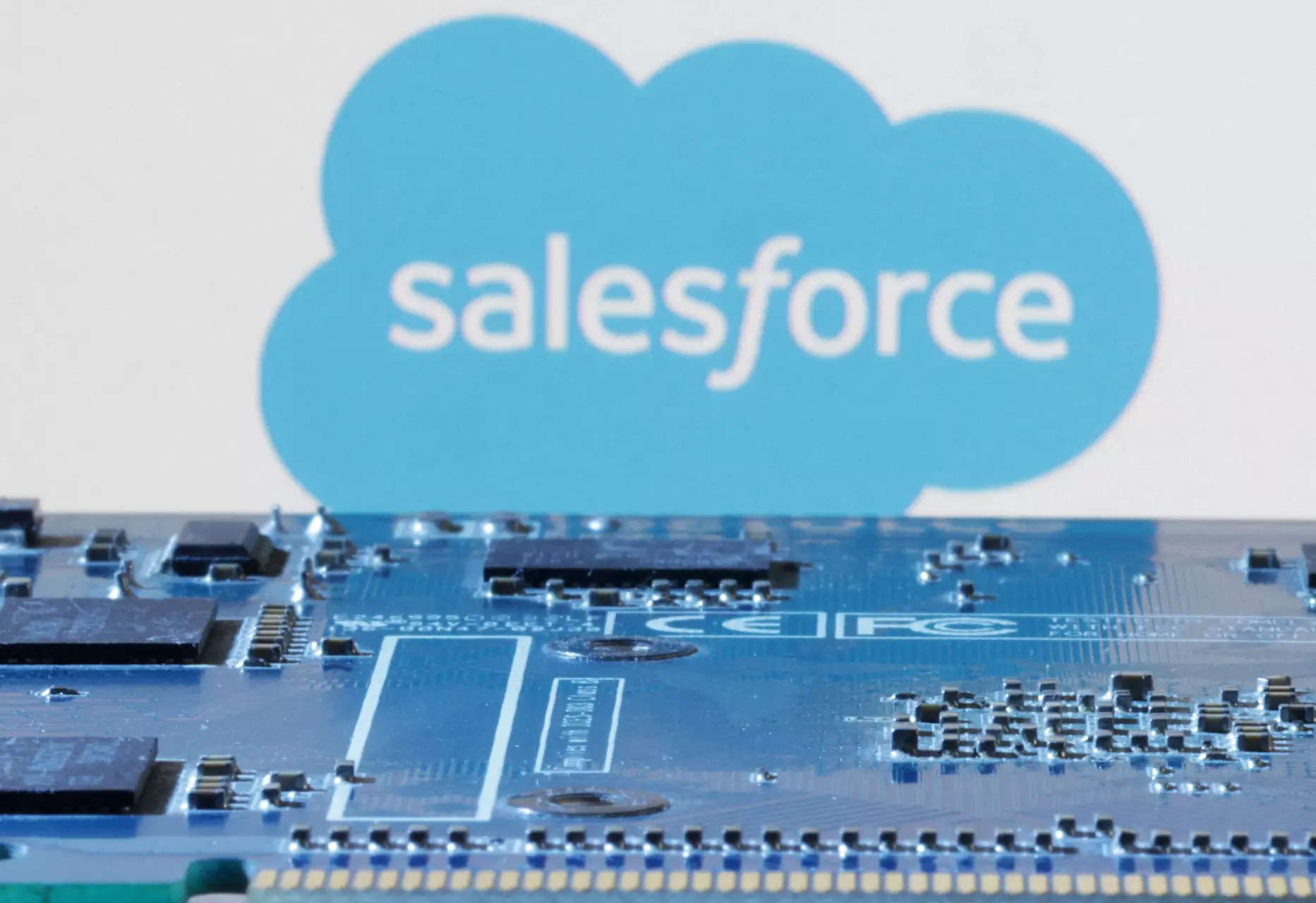 Salesforce plummets 18% as weak forecast sparks concerns of AI competition