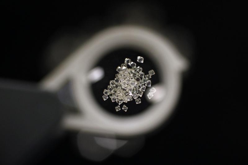 Signet shares plummet after third-quarter profit, revenue miss estimates