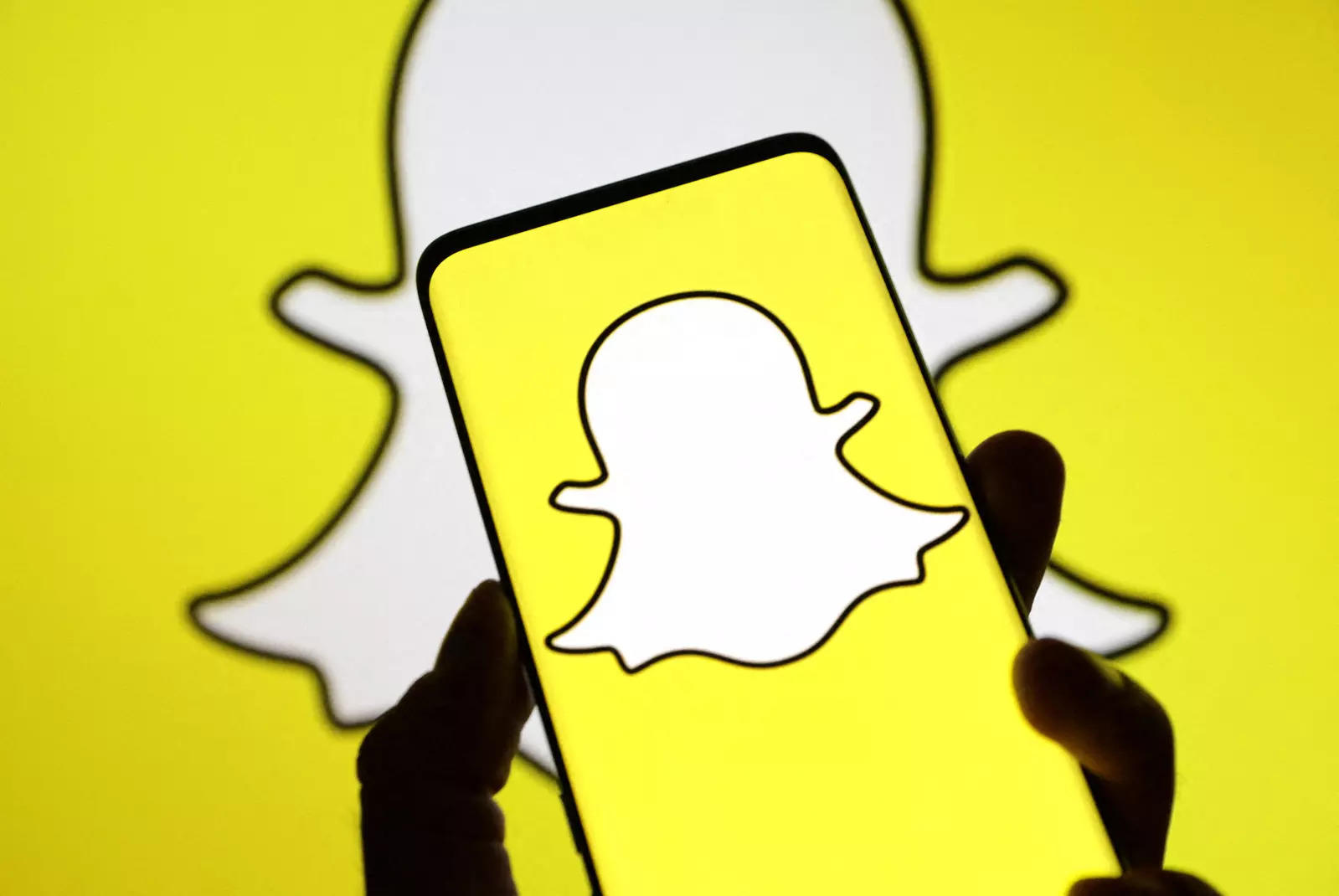 Snapchat parent soars 25% after beating revenue, user growth estimates