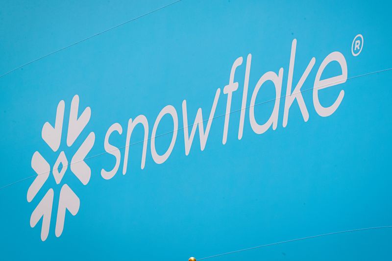 Snowflake jumps 16% after lifting revenue outlook, Q3 beat