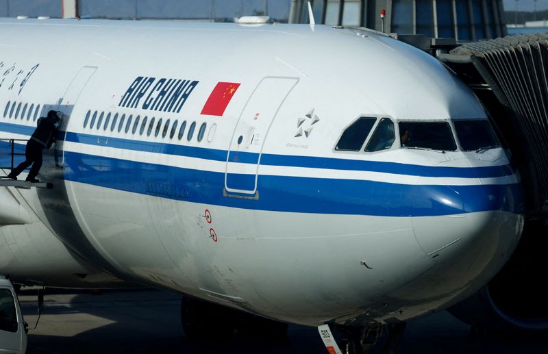 Top Chinese airlines' profits fall as flagging economy pressures fares