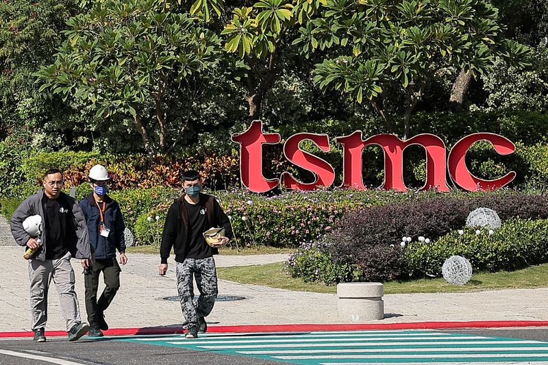 TSMC's fourth-quarter revenue handily beats market forecast