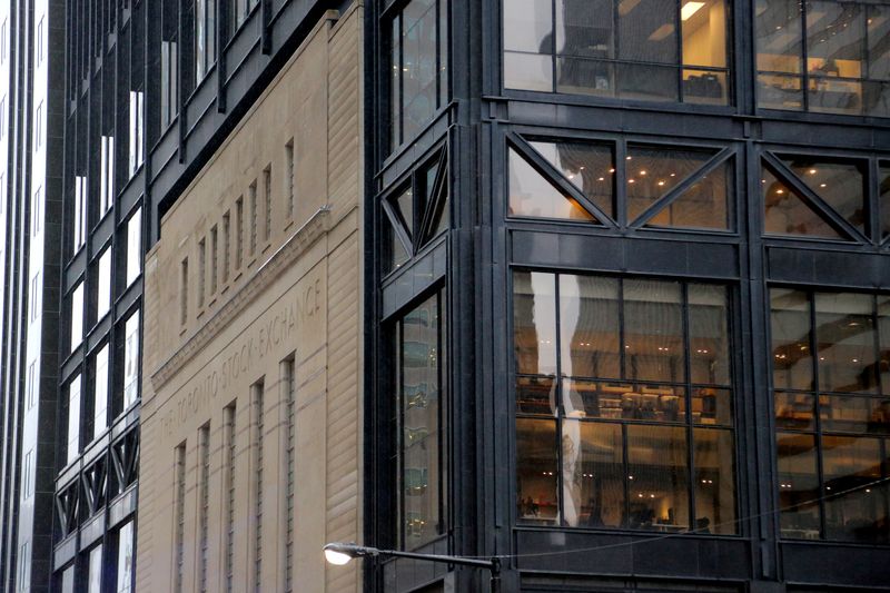 TSX futures edge lower ahead of week's earnings data