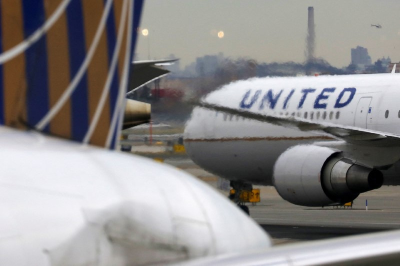 United Airlines sees stronger profit, sets share buyback program