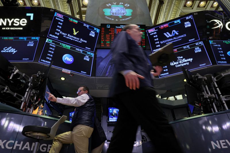 US stocks seen outperforming global peers in 2025 - Barclays