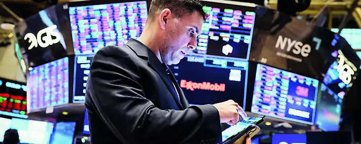 US stocks tread water ahead of data, Fed minutes