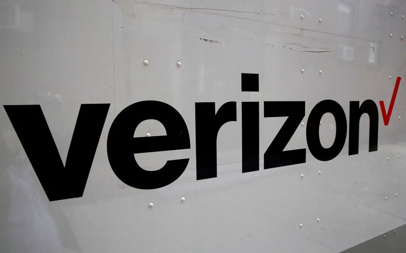 Verizon reports mixed Q3 results, maintains full-year outlook