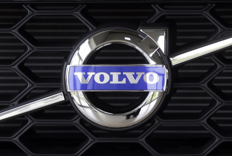 Volvo Cars lowers its profit and sales targets