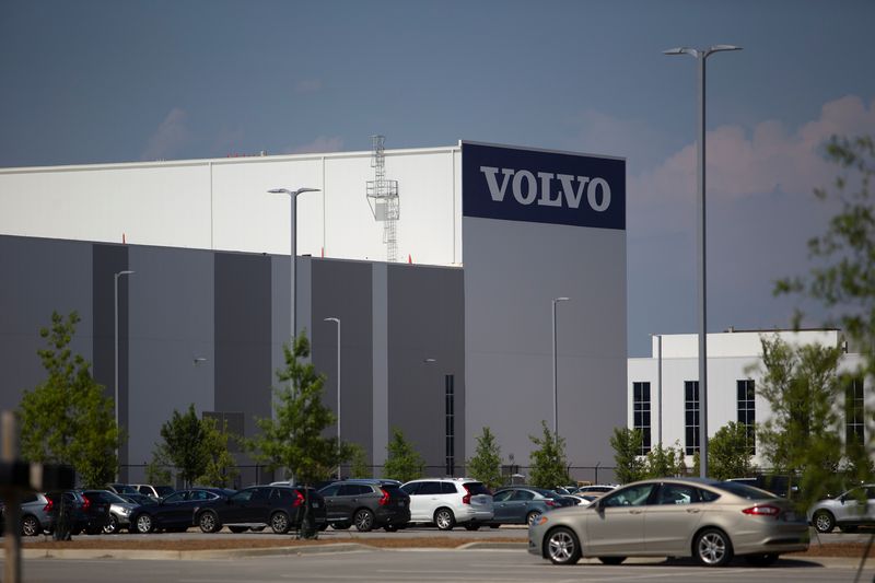 Volvo Cars lowers profit margin target